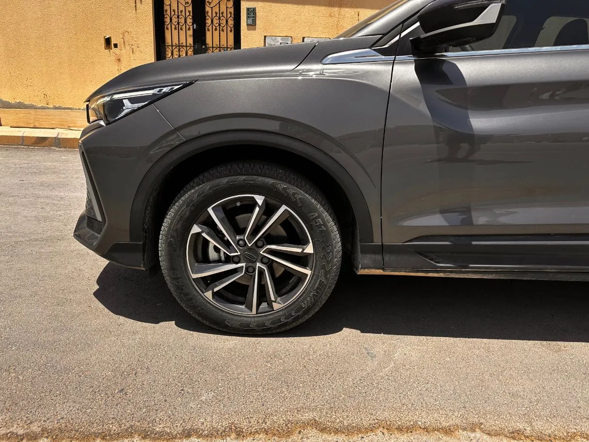 Car image 9