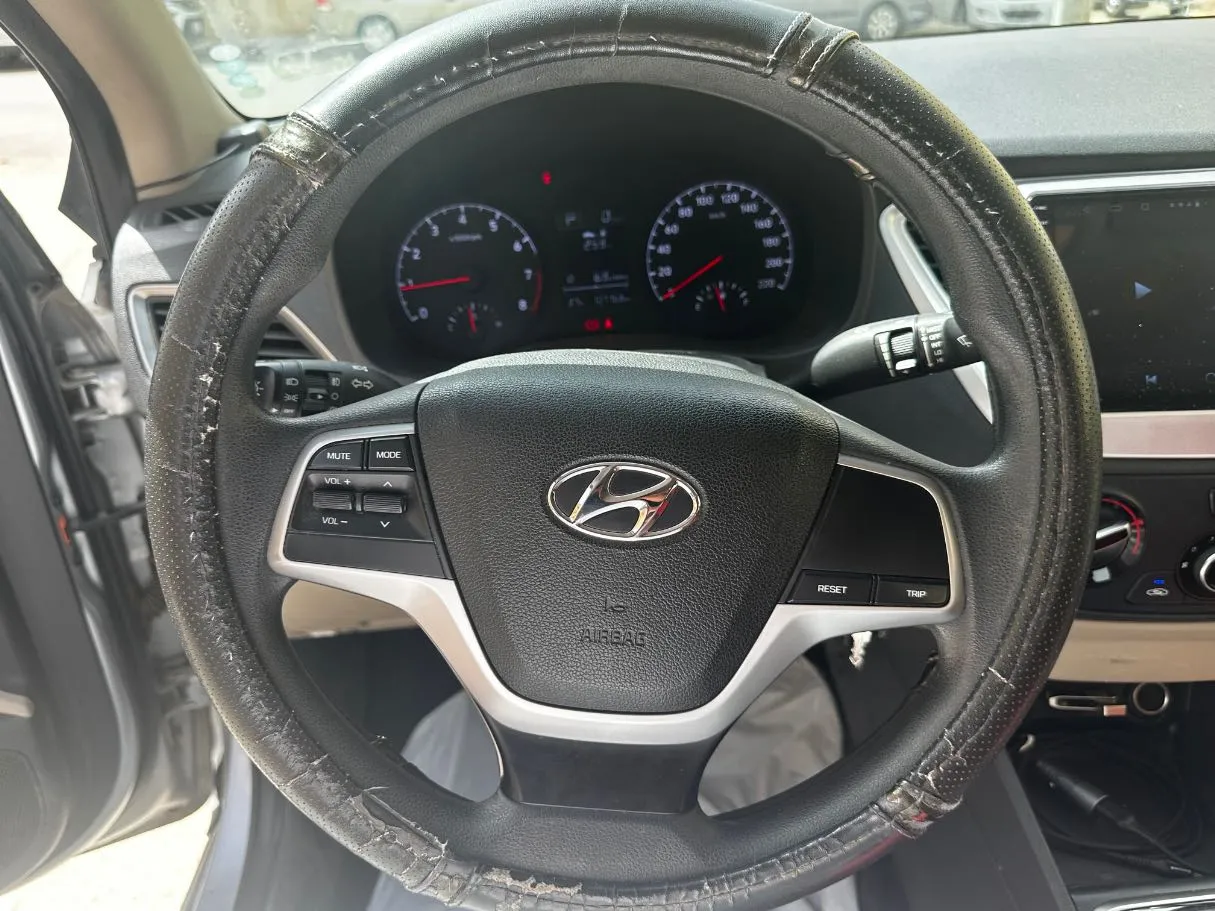 Car image 21