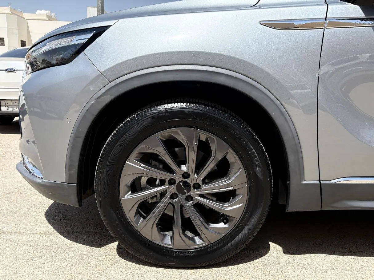 Car image 9