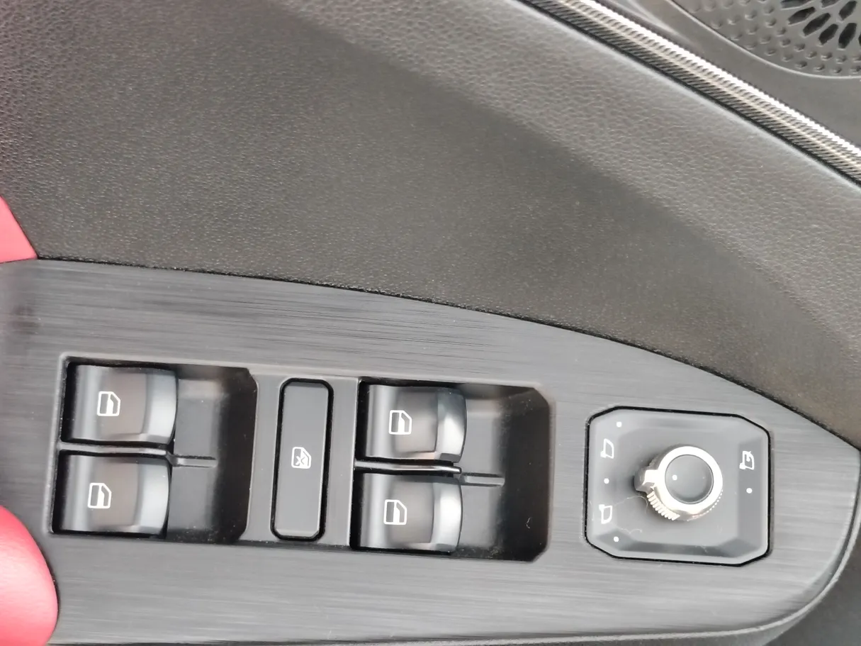 Car image 28