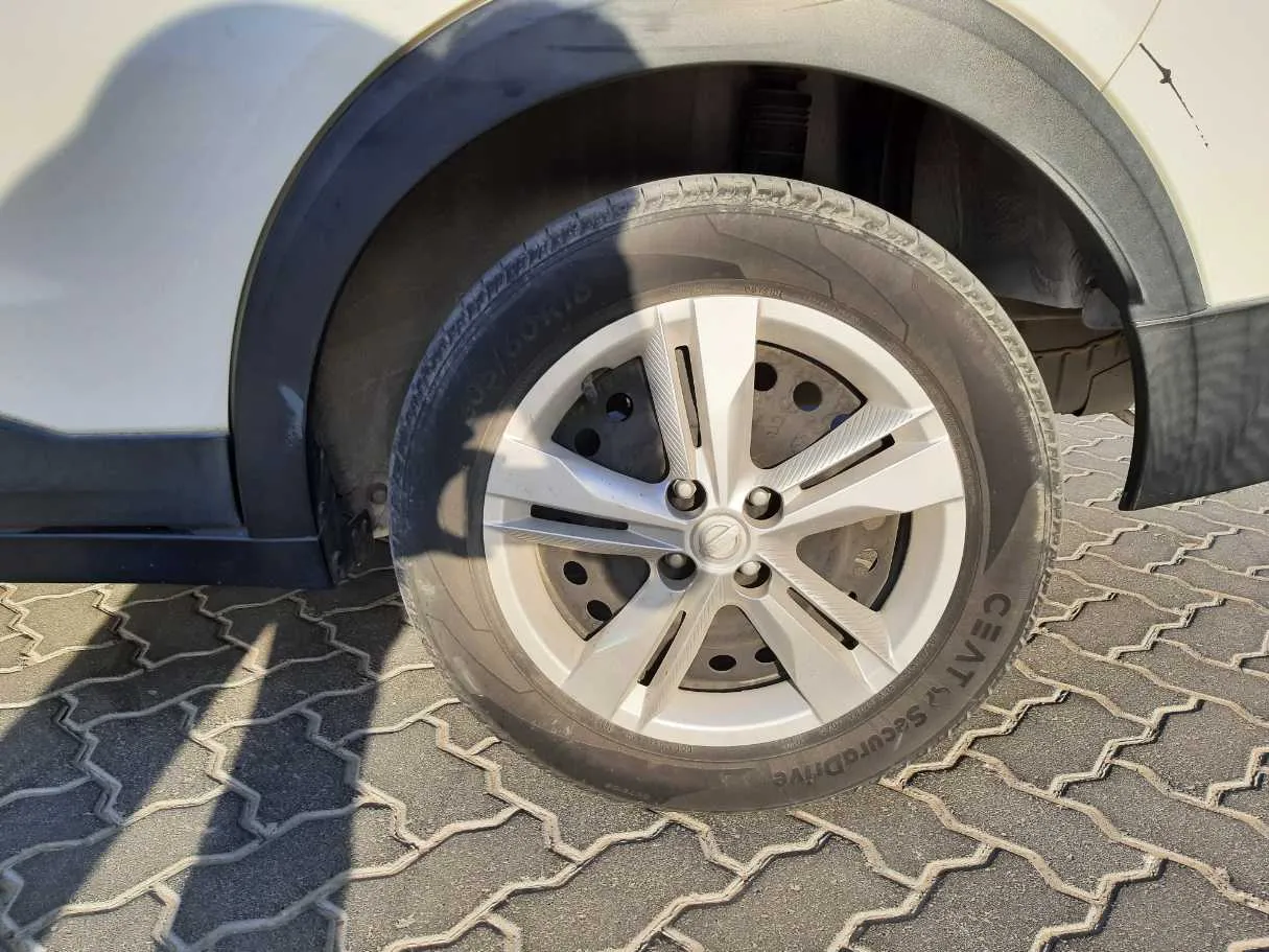 Car image 9