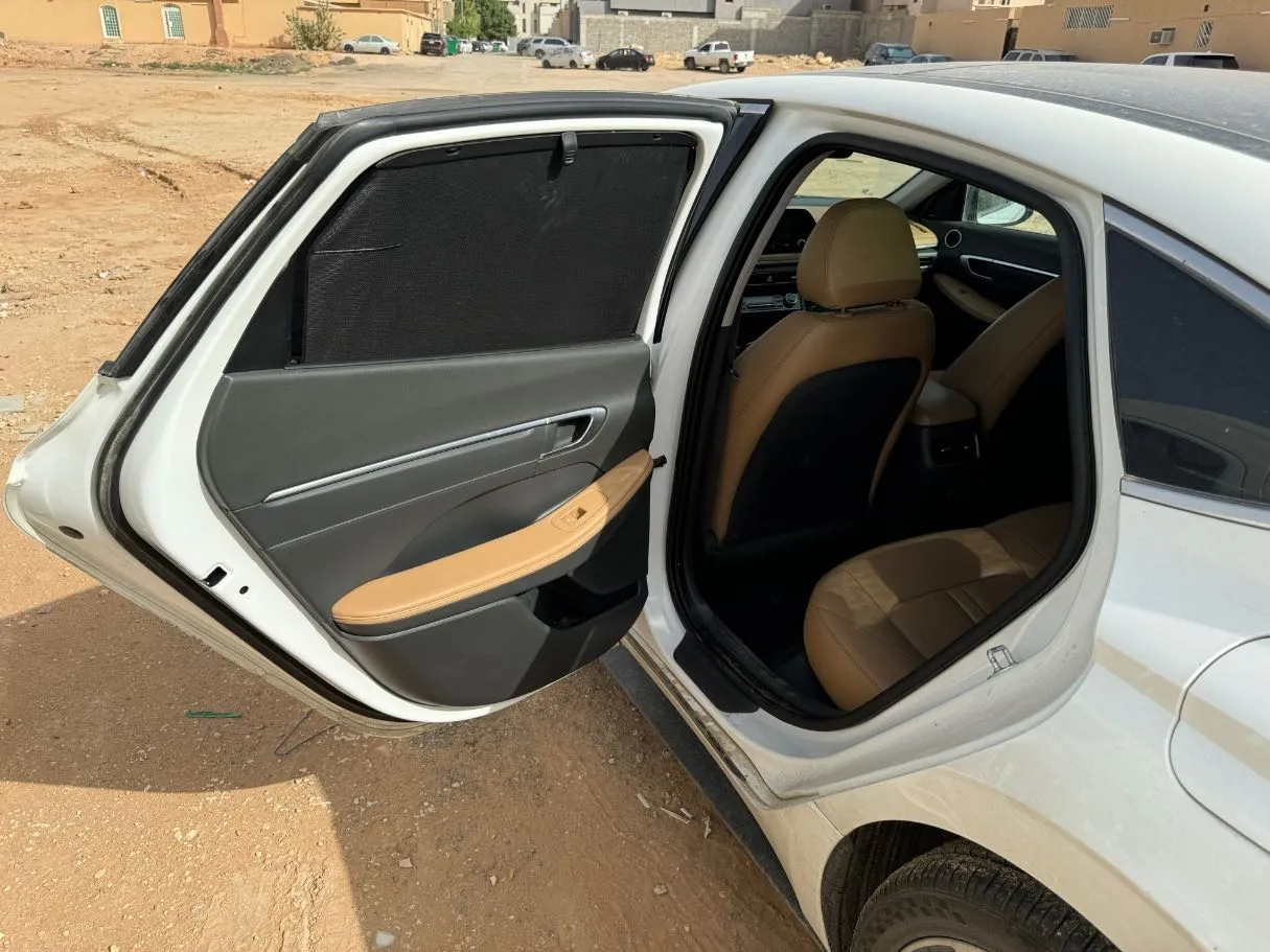Car image 11