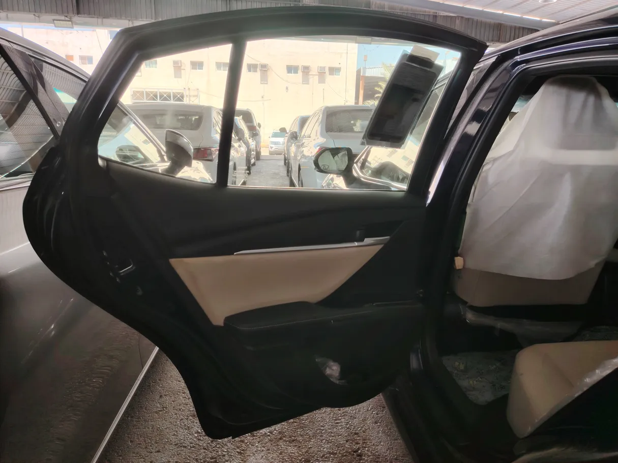 Car image 19