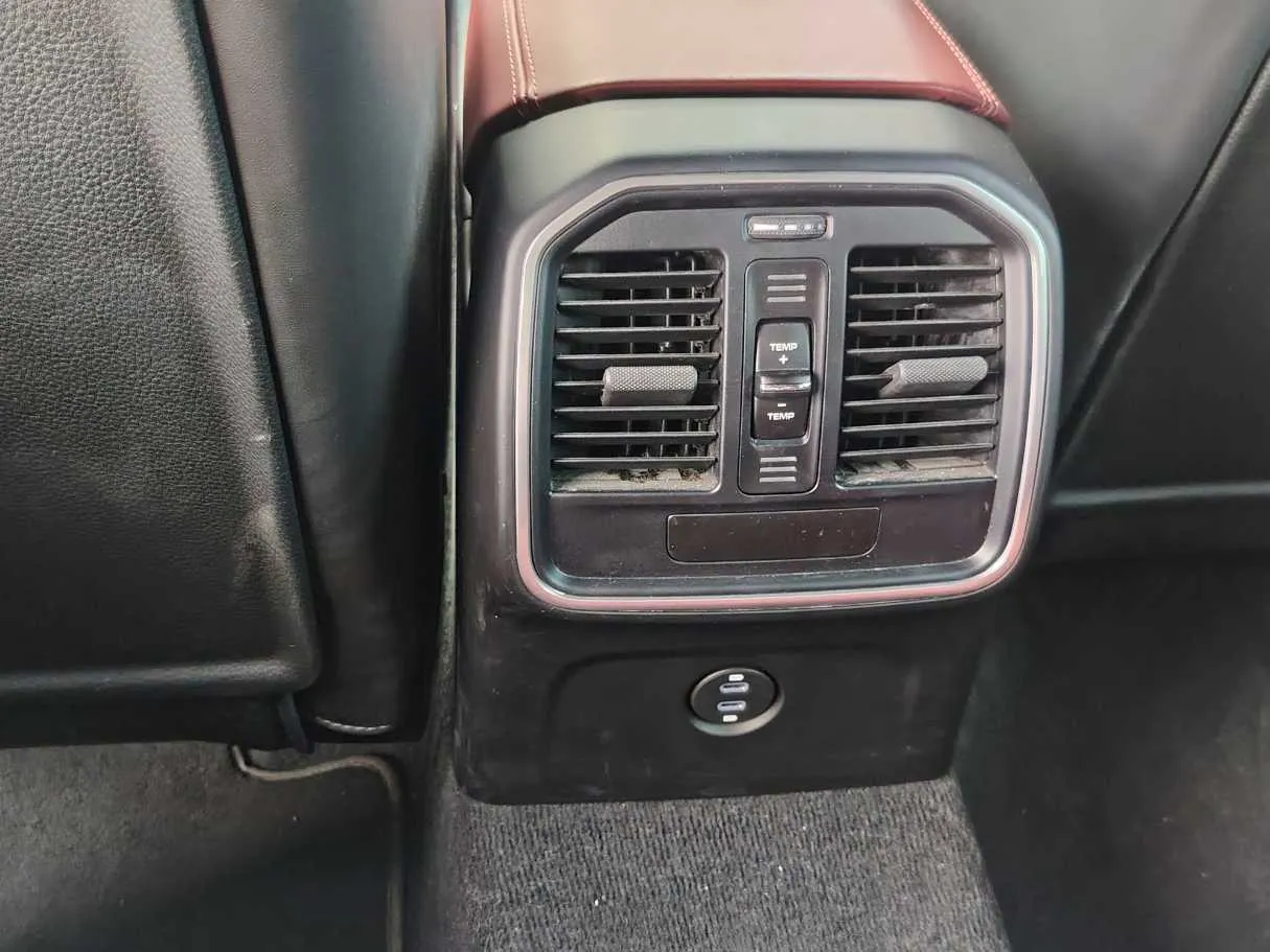 Car image 30