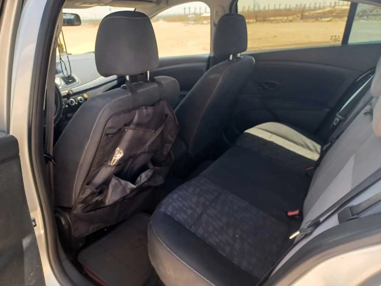Car image 14