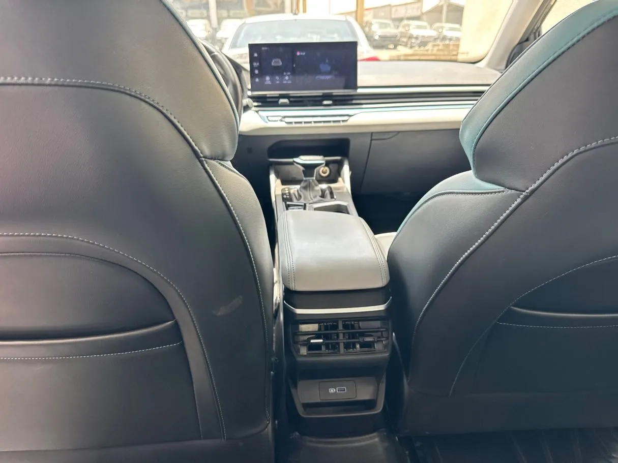 Car image 16