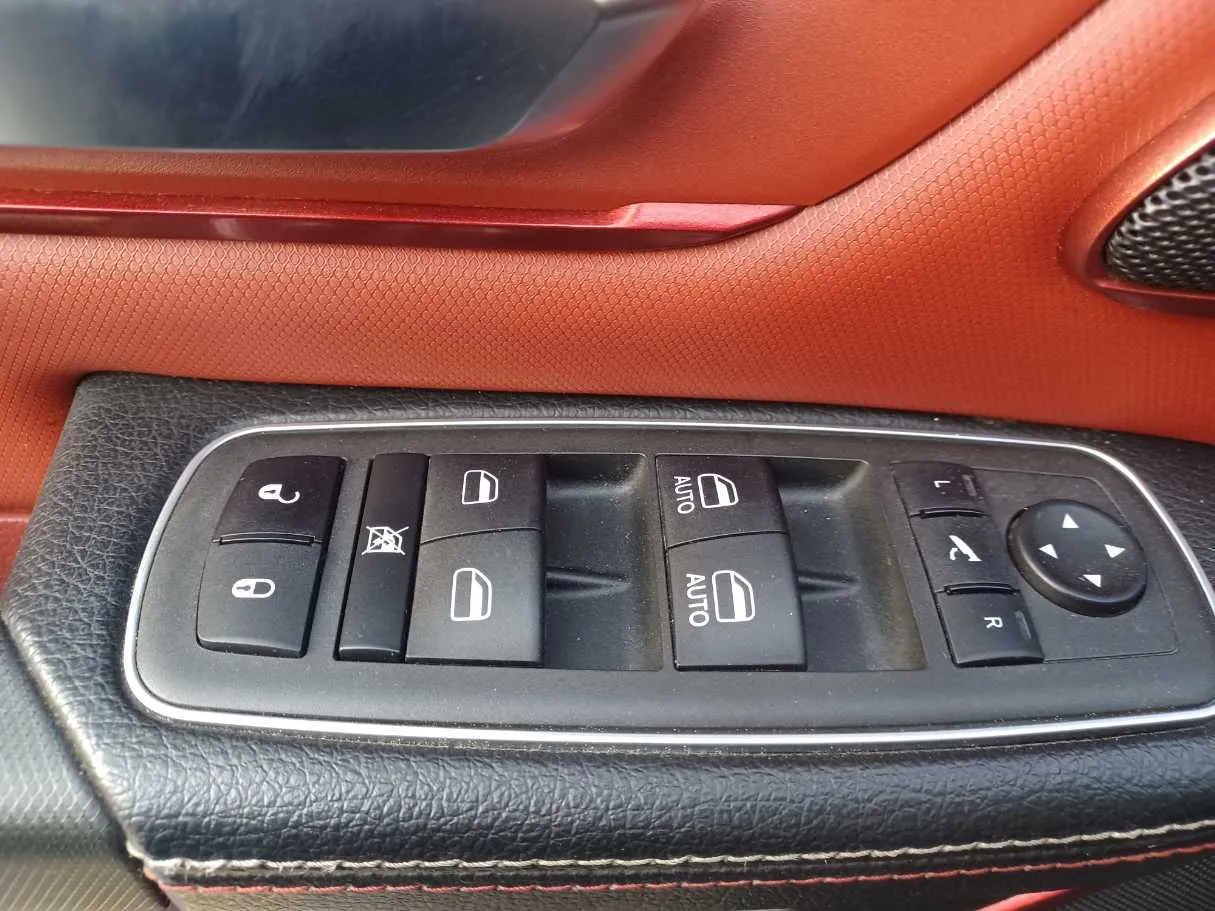 Car image 18