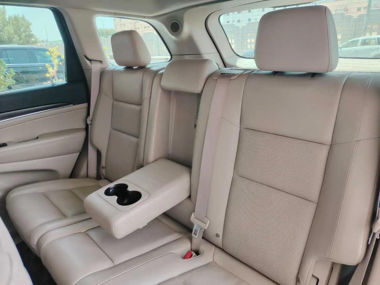 Car image 16