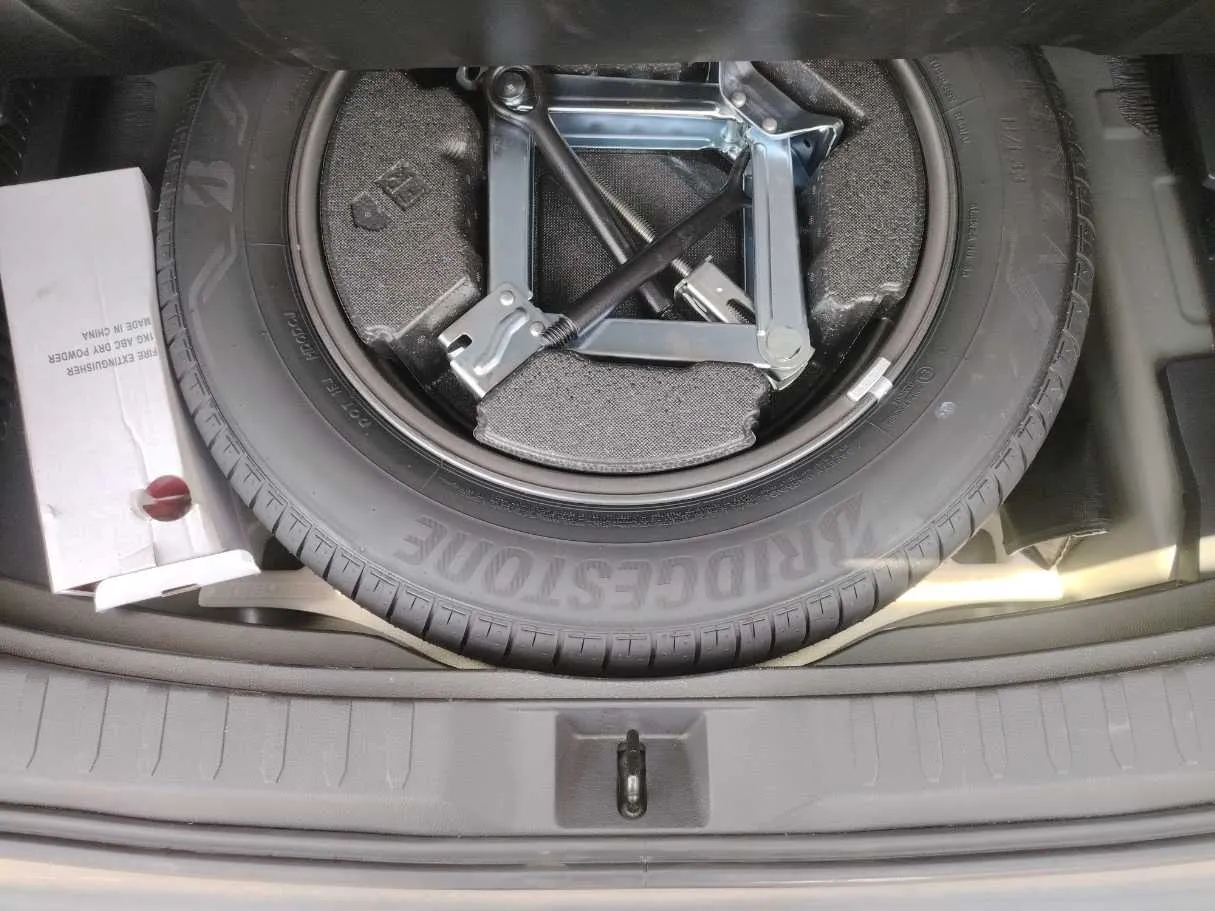 Car image 32