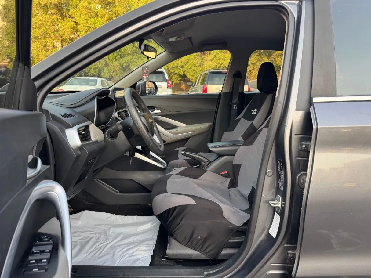 Car image 12