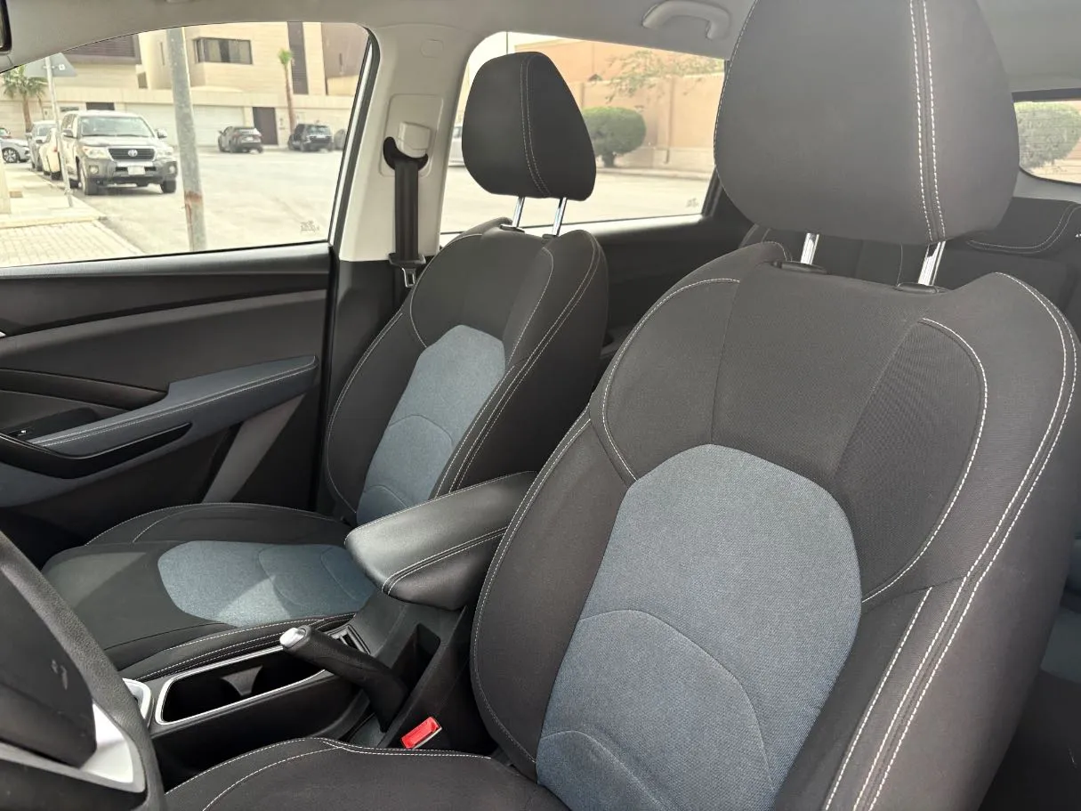 Car image 13