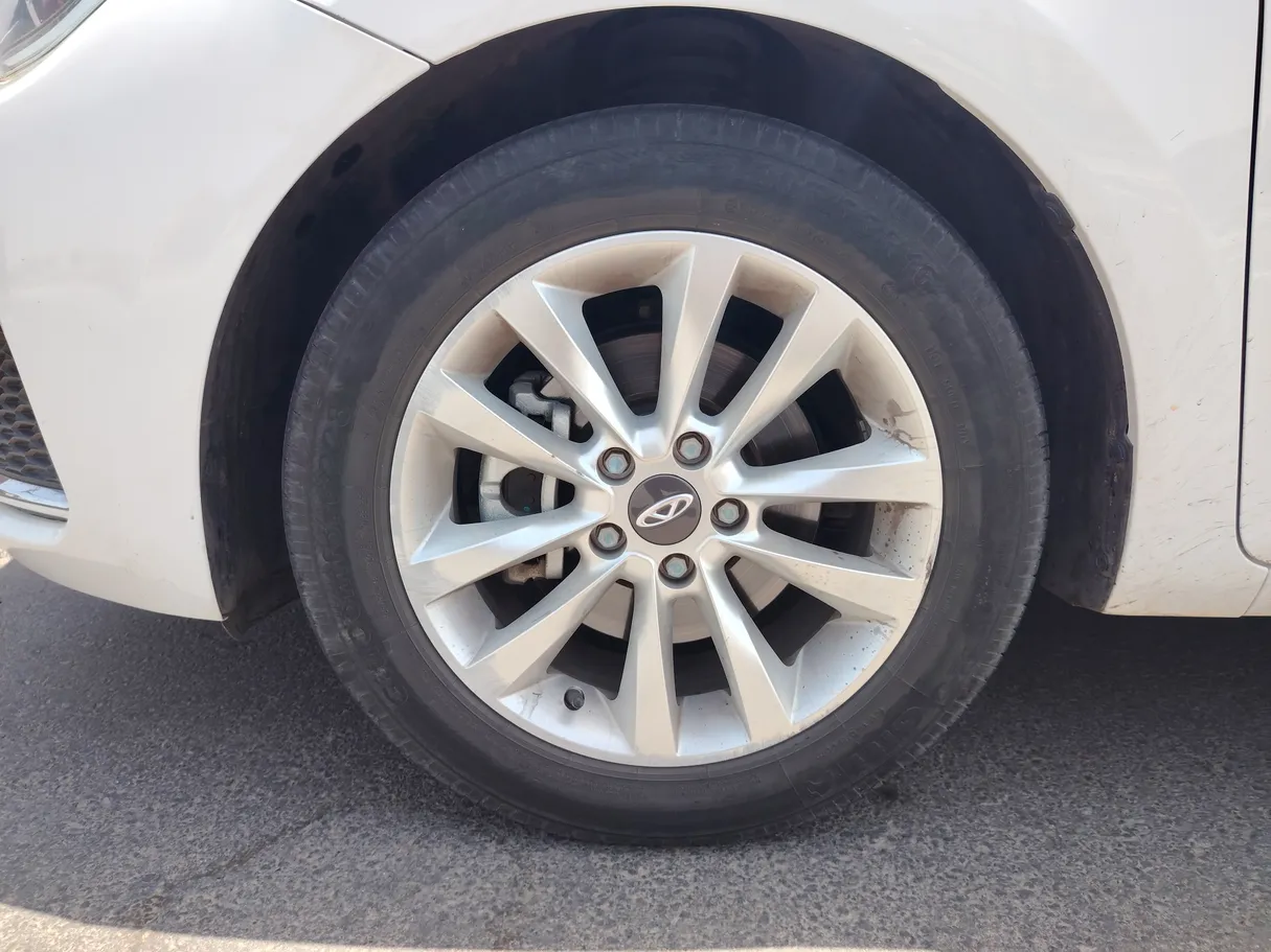 Car image 9
