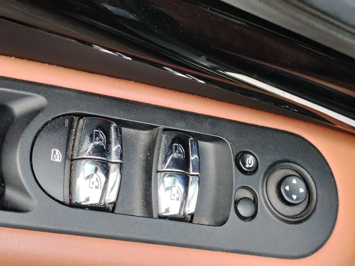 Car image 28