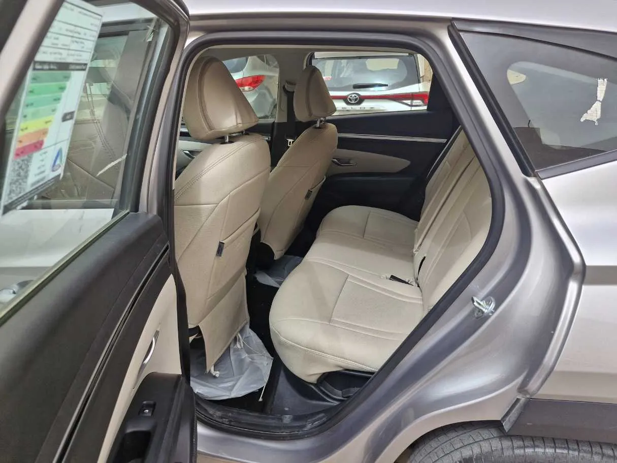 Car image 14