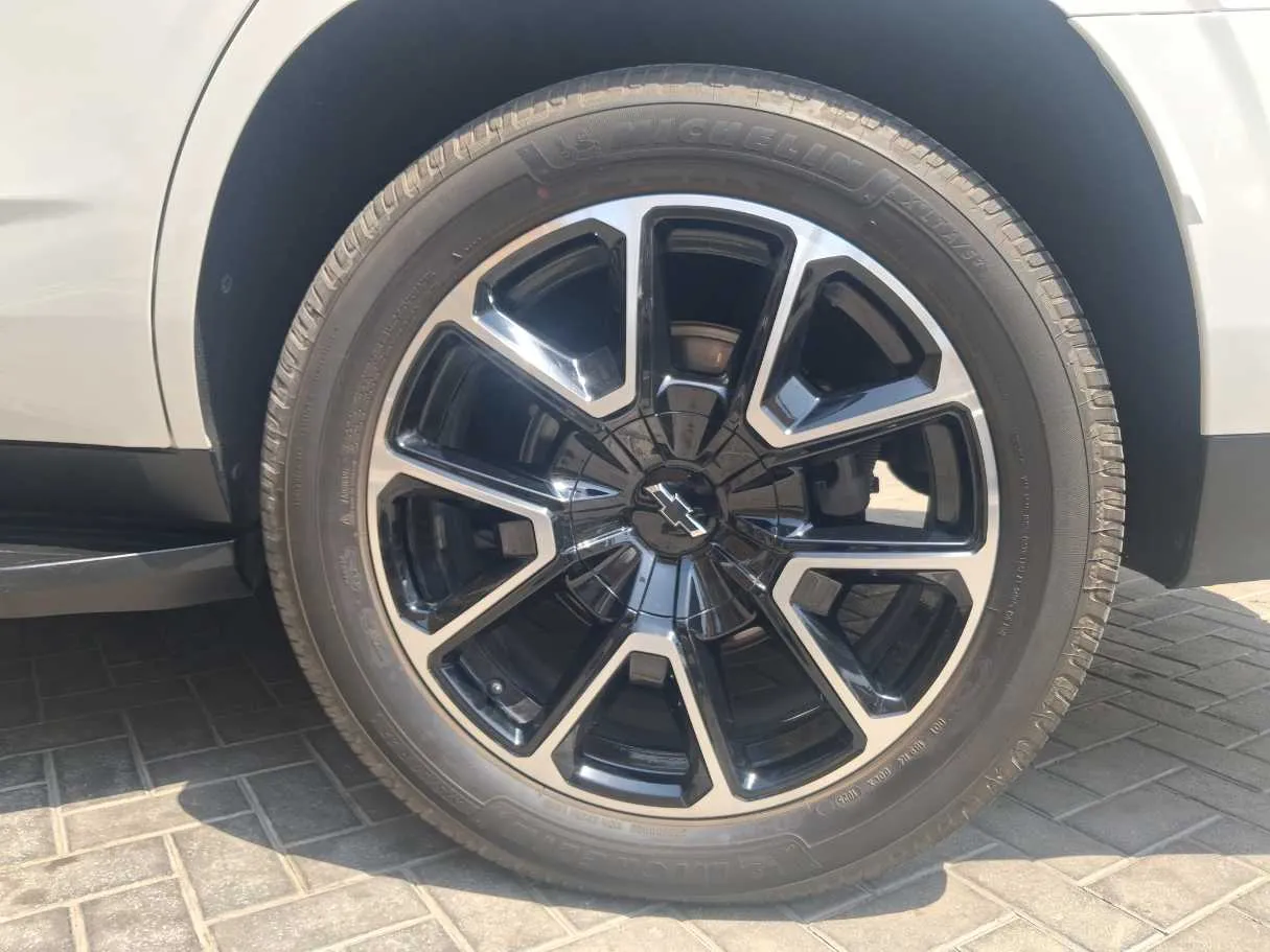 Car image 9
