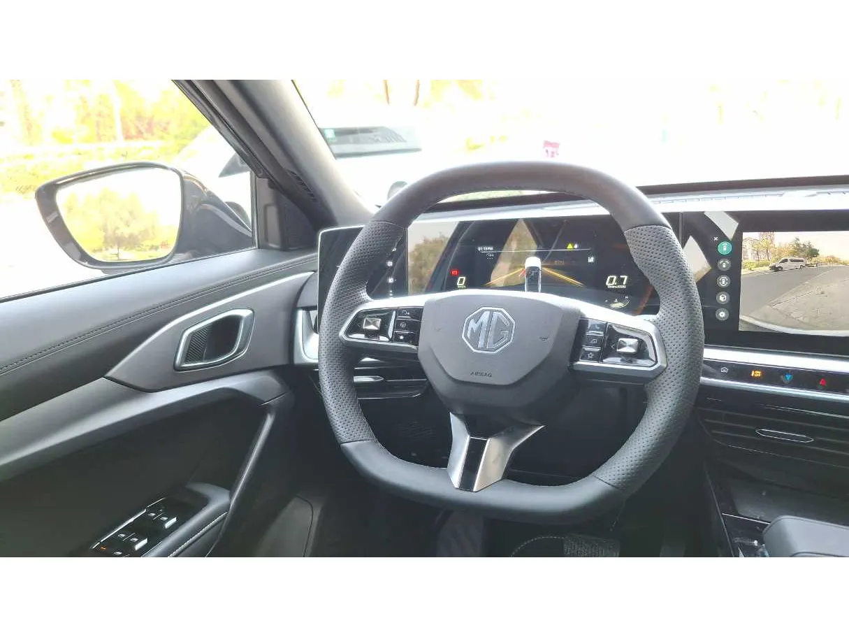 Car image 16