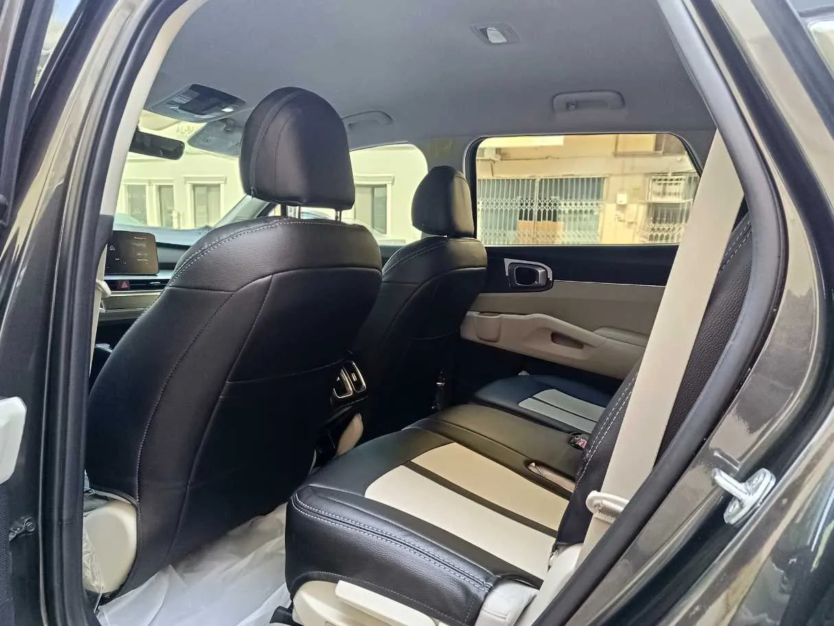Car image 13