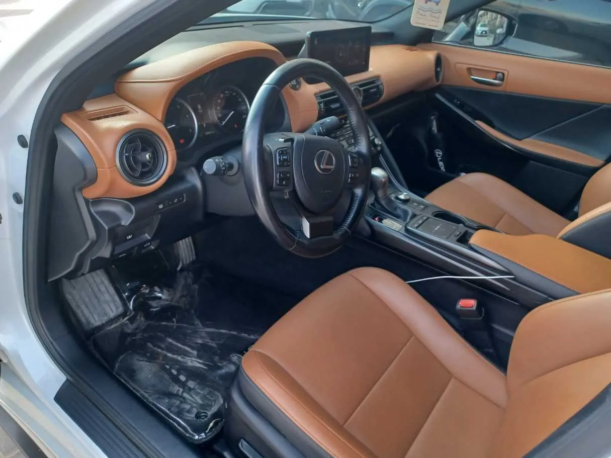 Car image 11