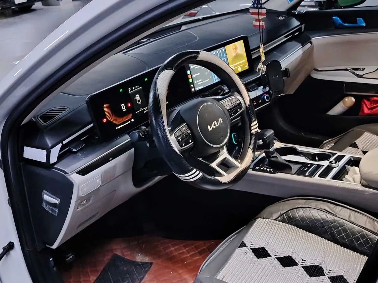 Car image 12