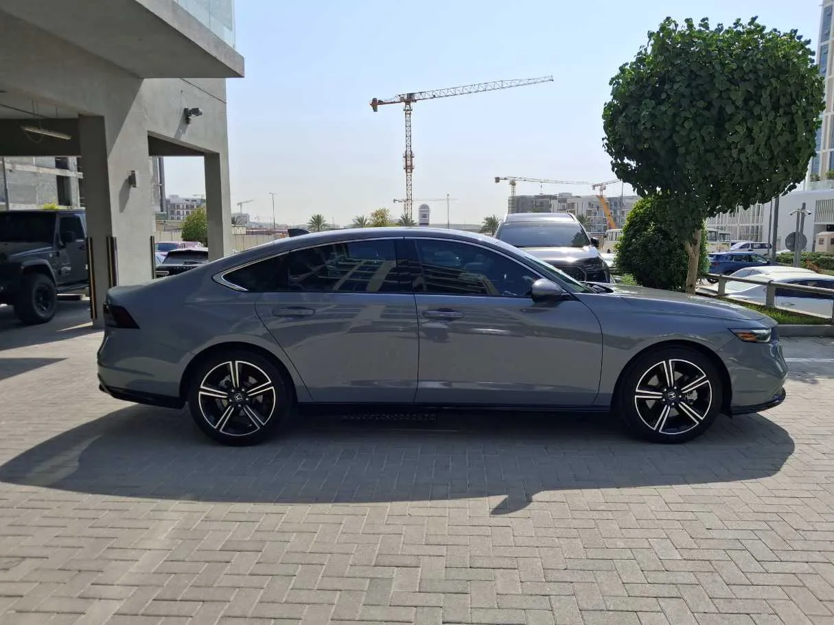 Car image 4