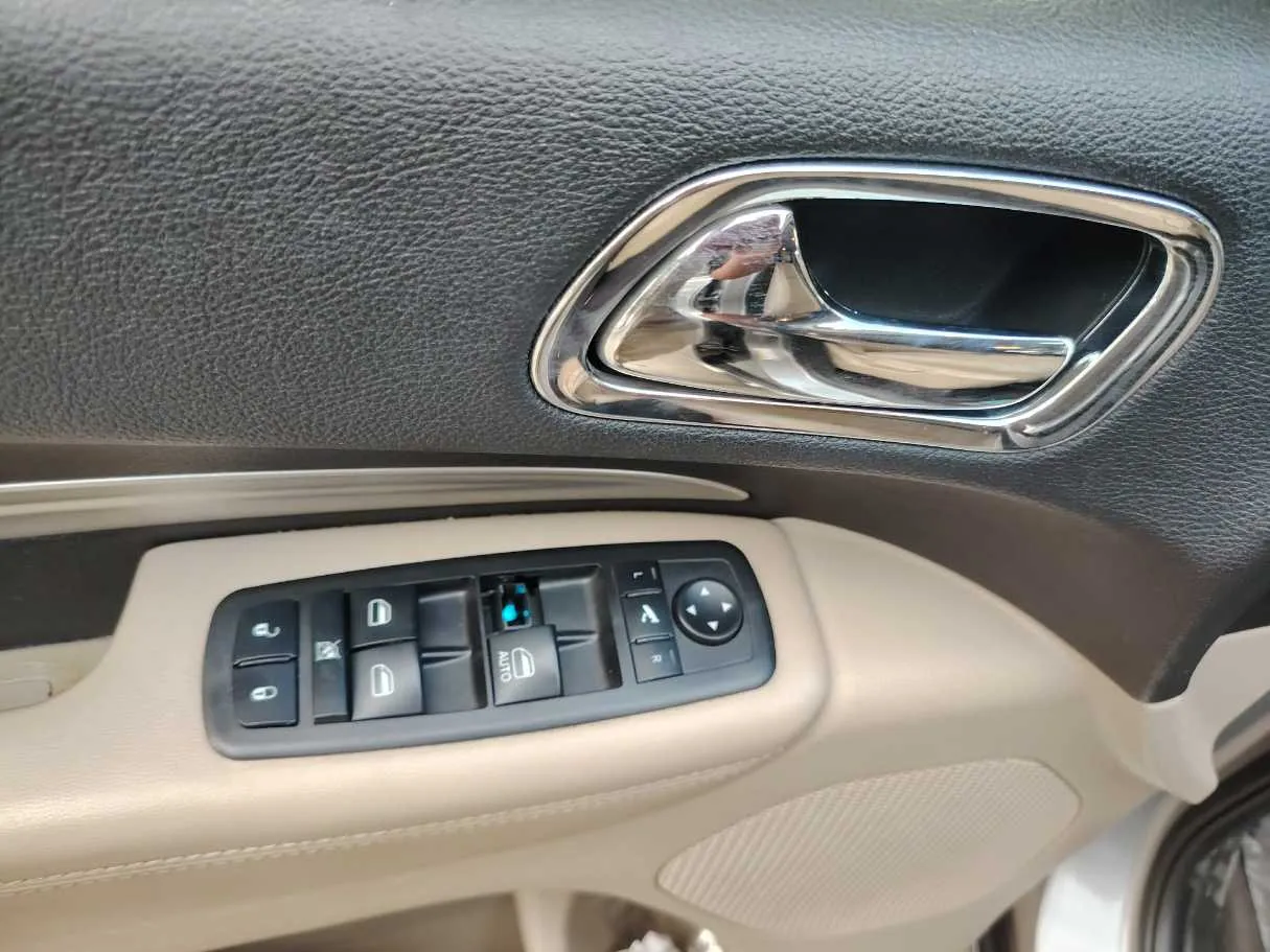 Car image 34