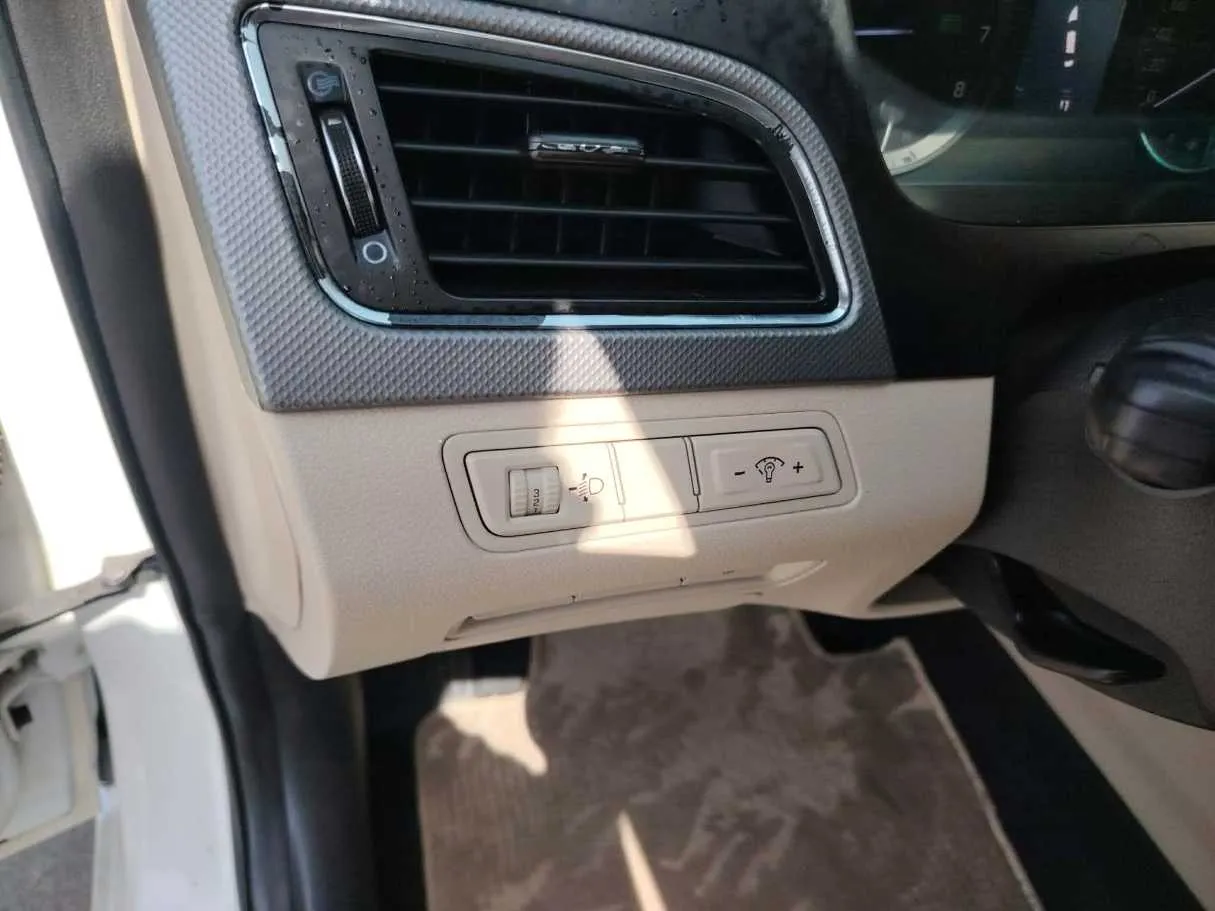 Car image 38