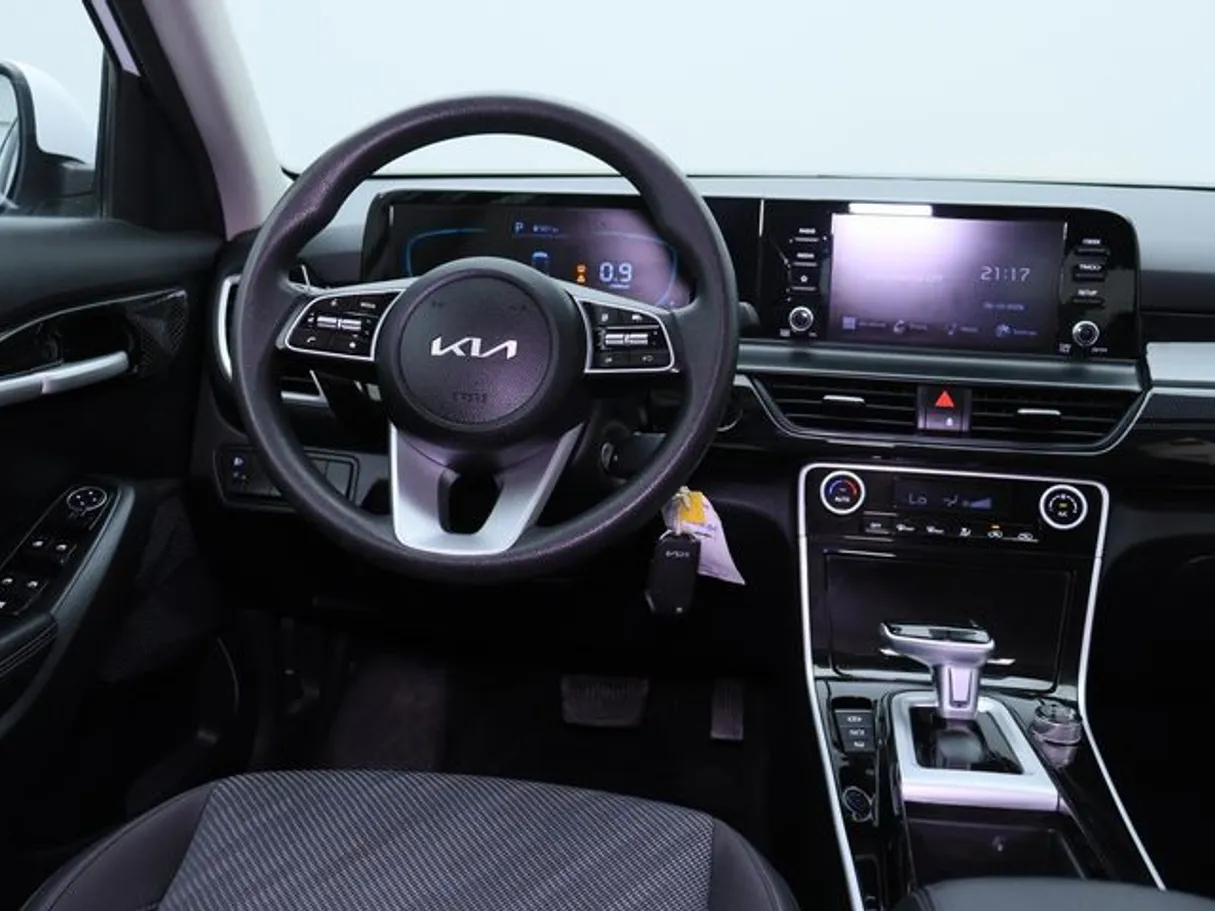 Car image 15