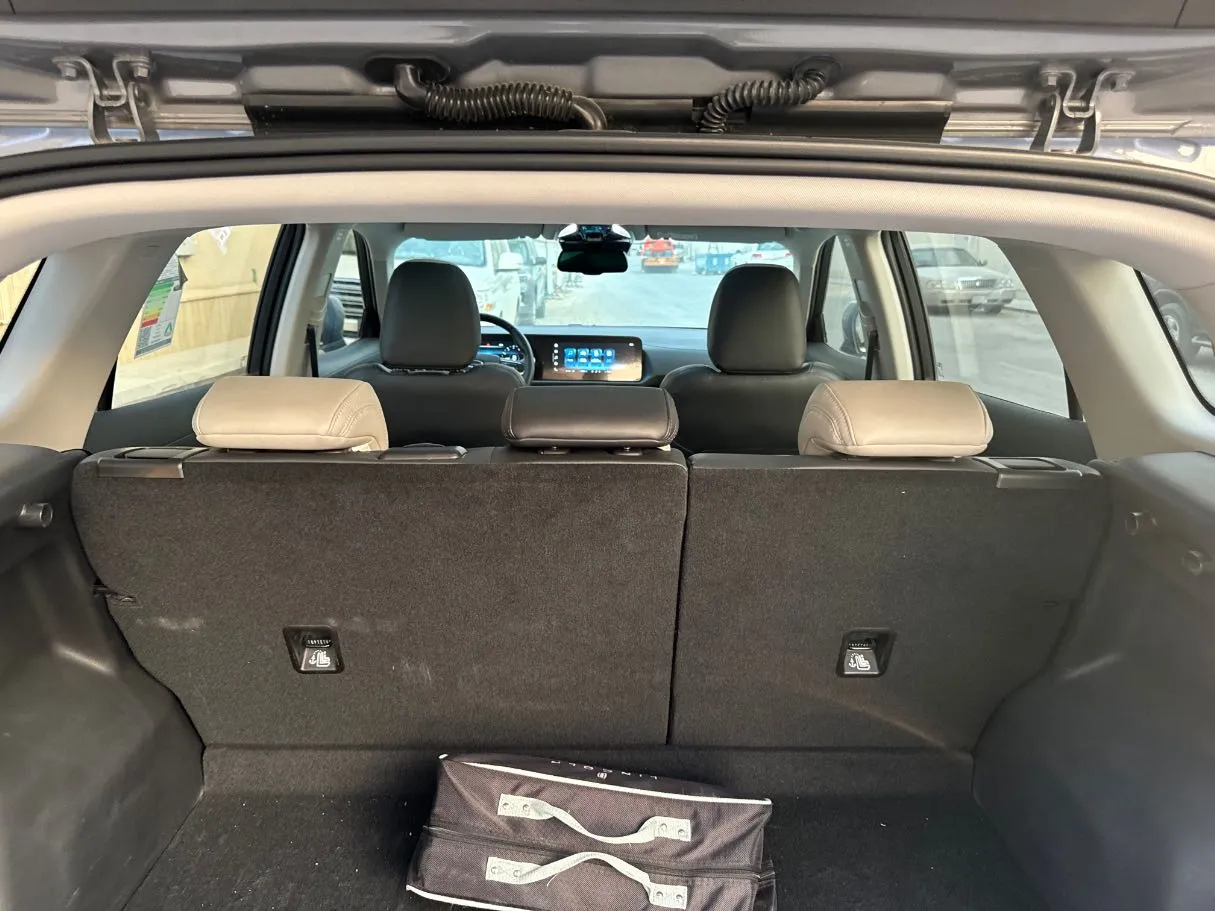 Car image 16