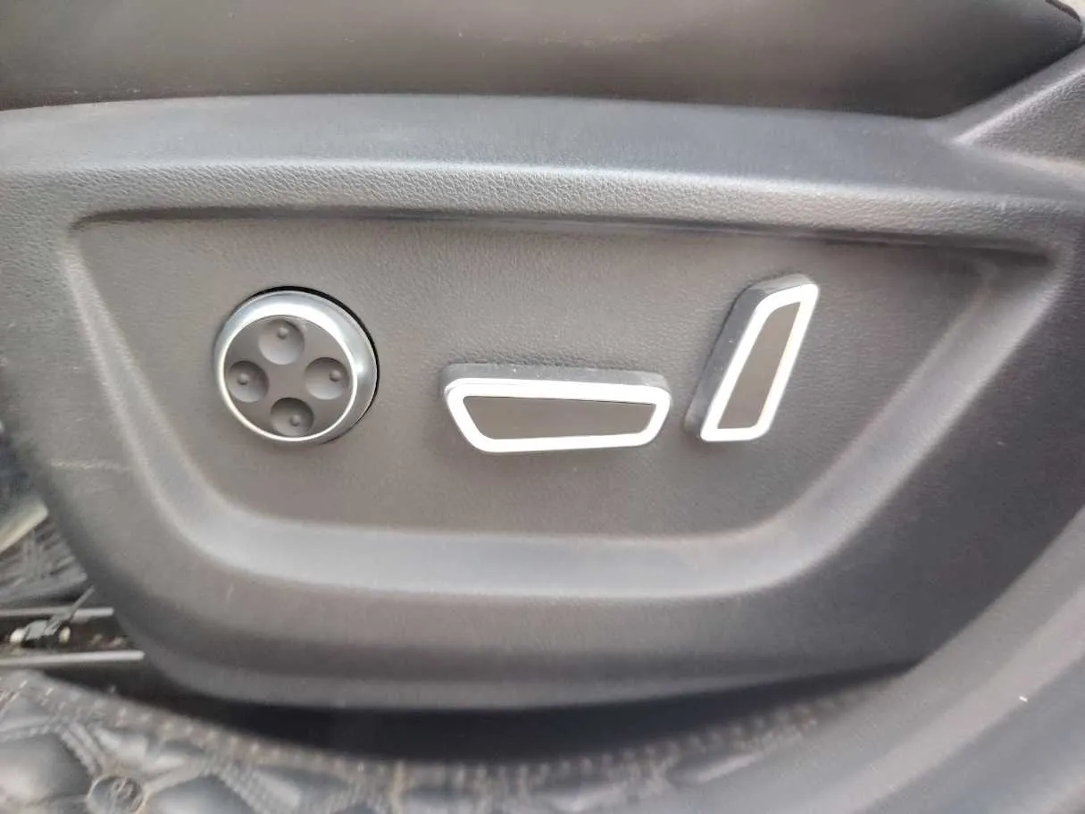 Car image 29