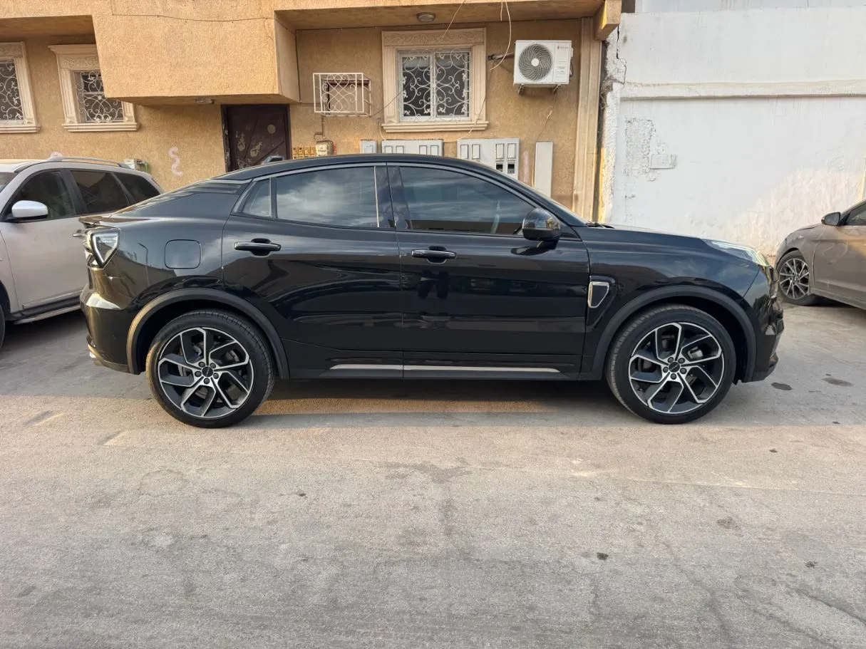 Car image 4