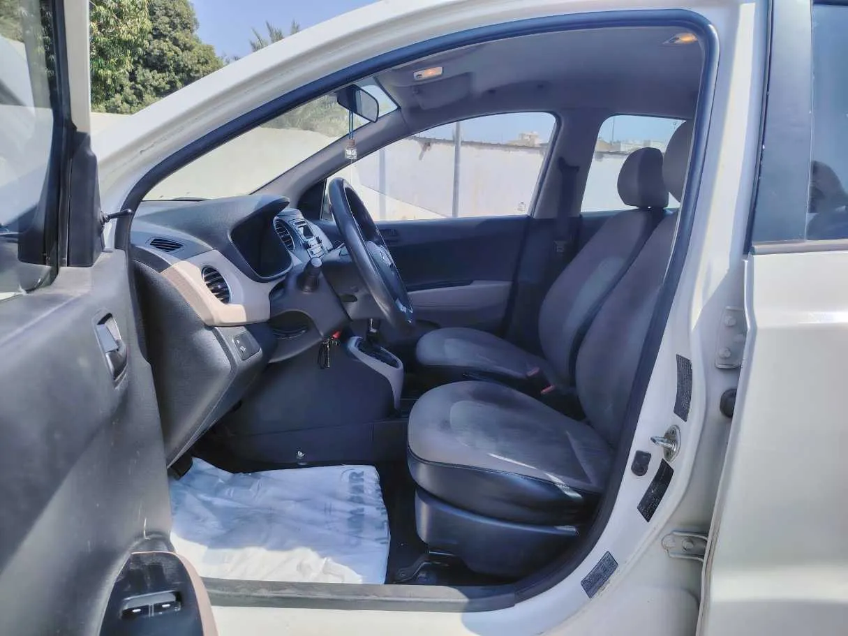 Car image 12