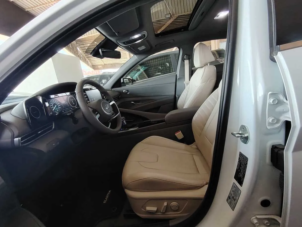 Car image 14