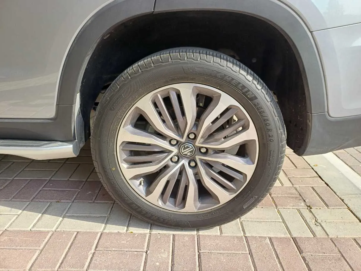 Car image 9
