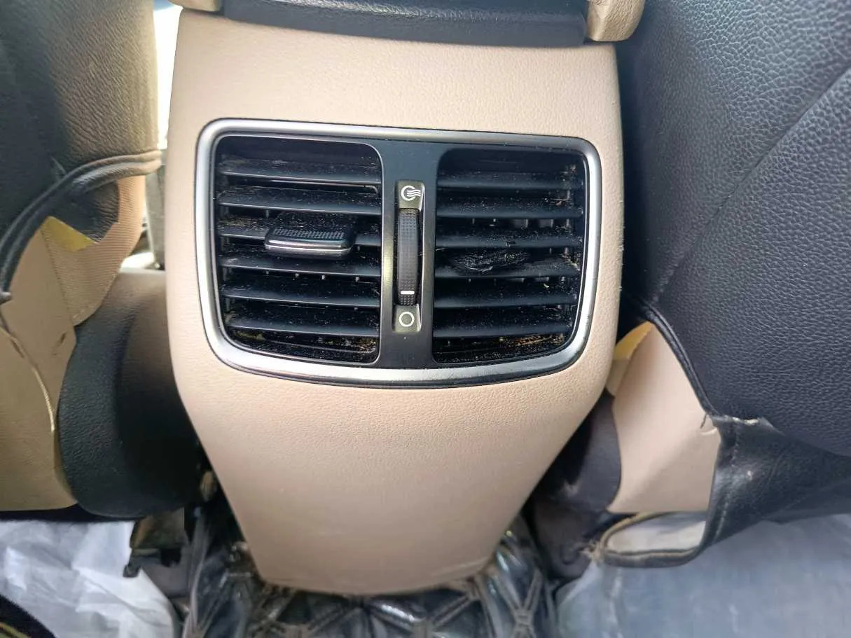 Car image 30