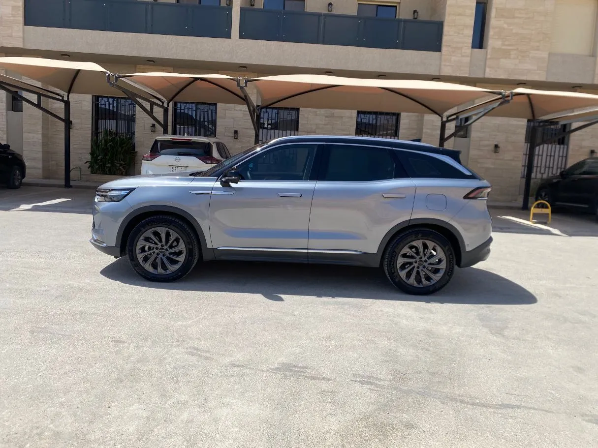 Car image 8