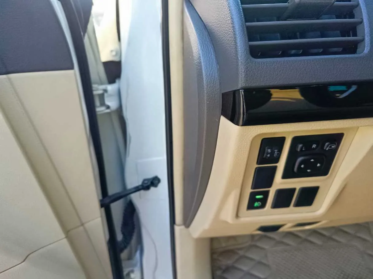 Car image 30