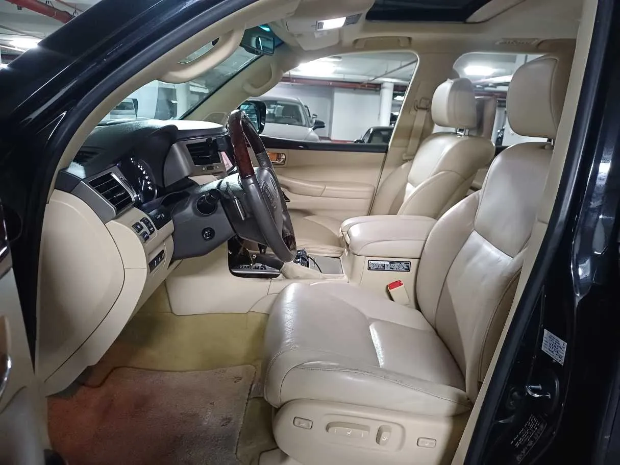 Car image 12