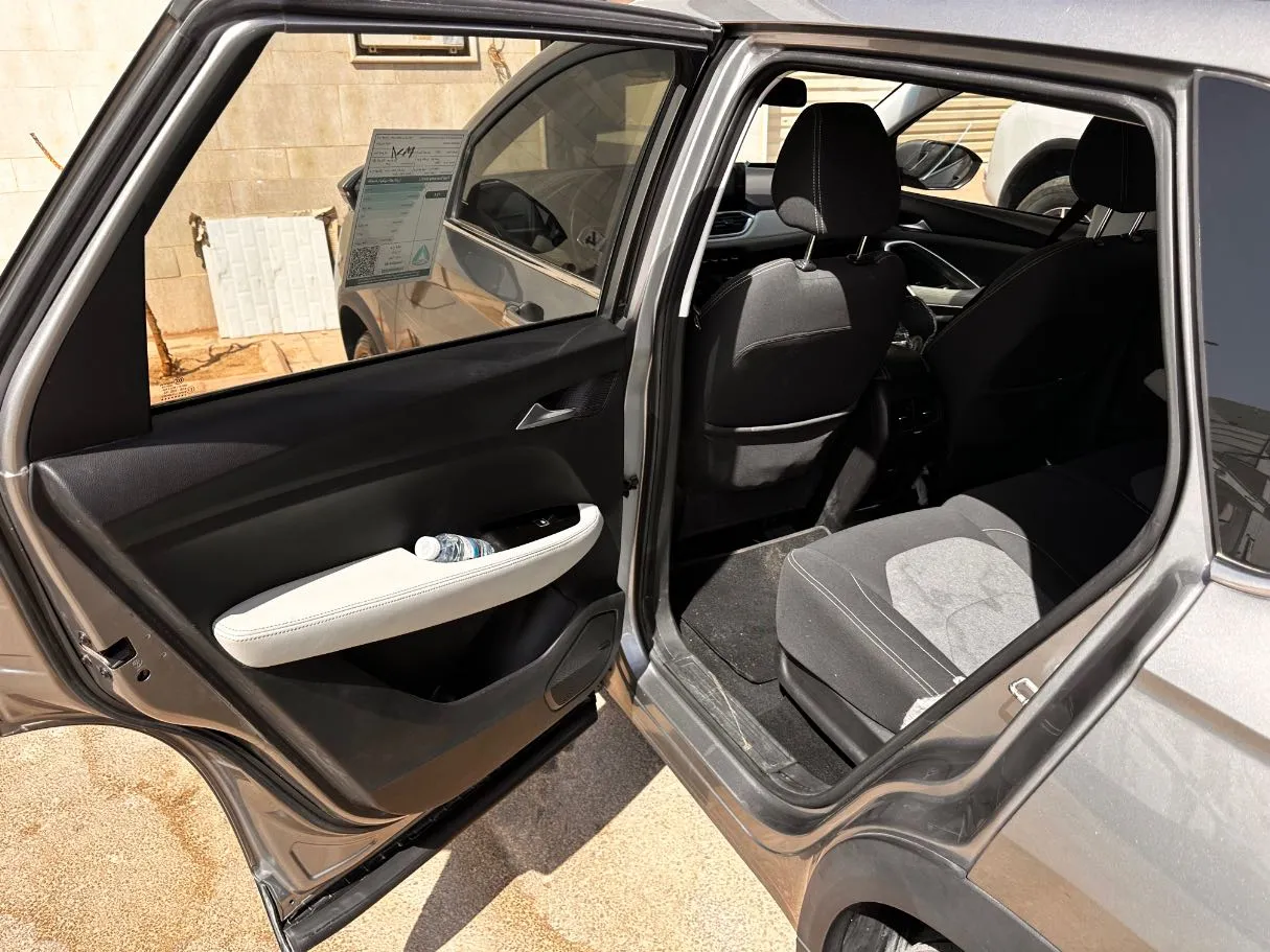 Car image 13
