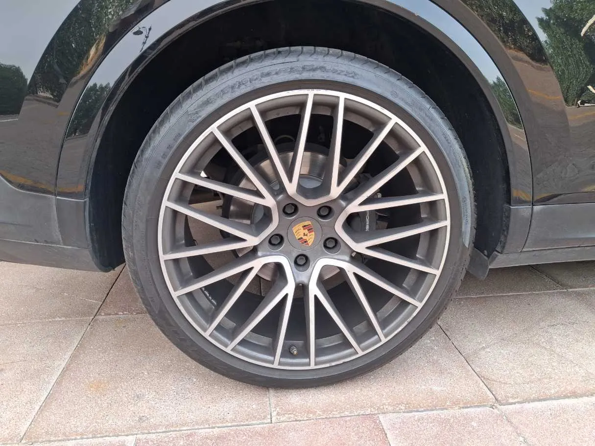 Car image 9