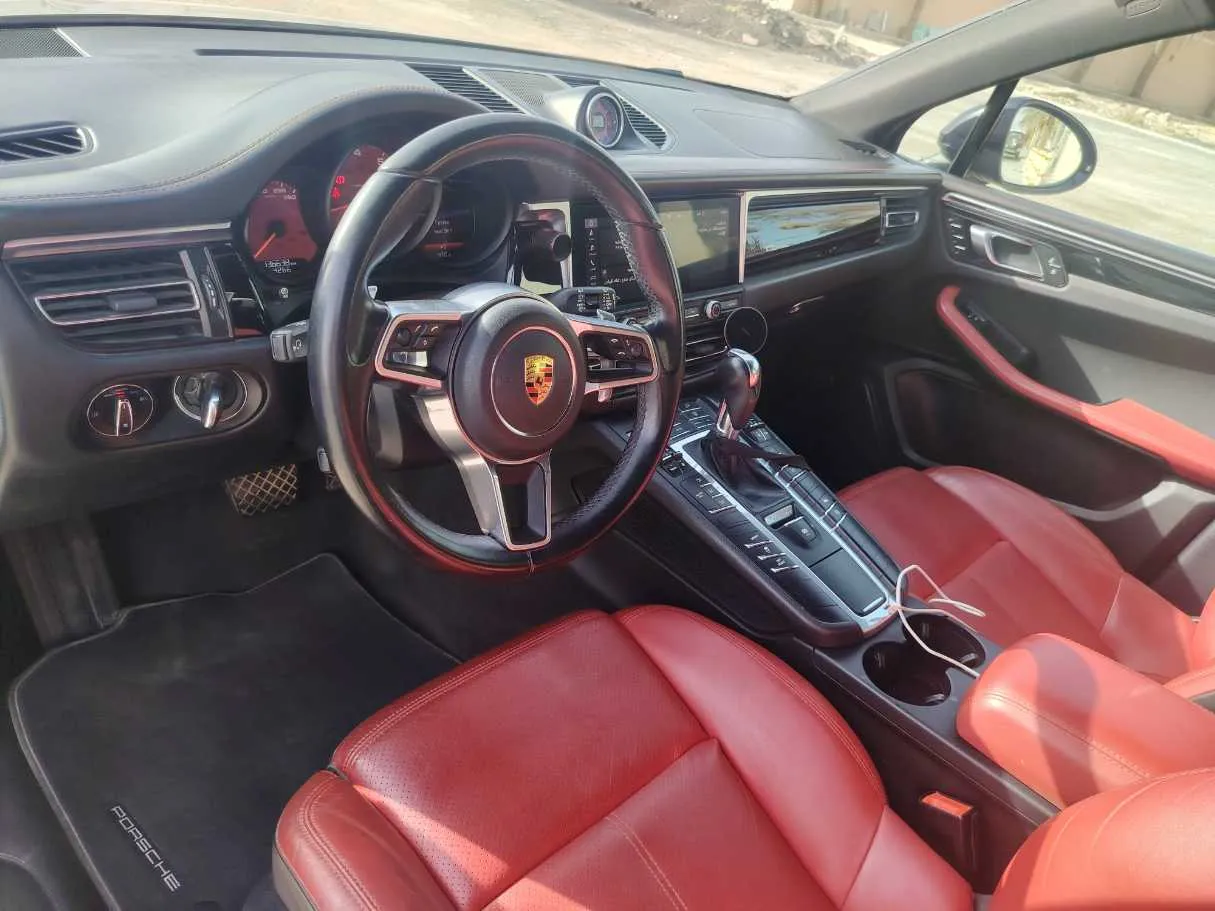 Car image 12