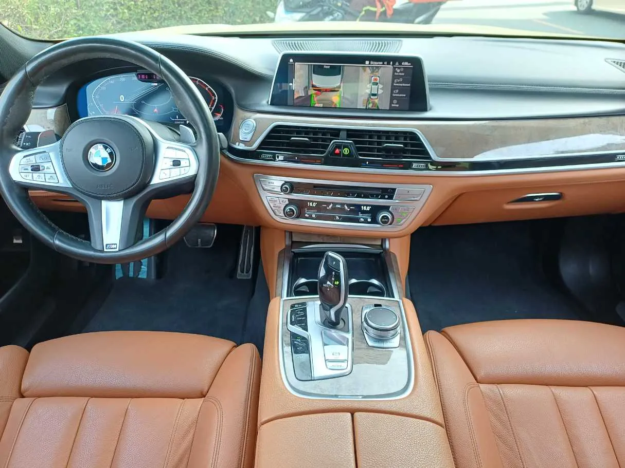 Car image 19