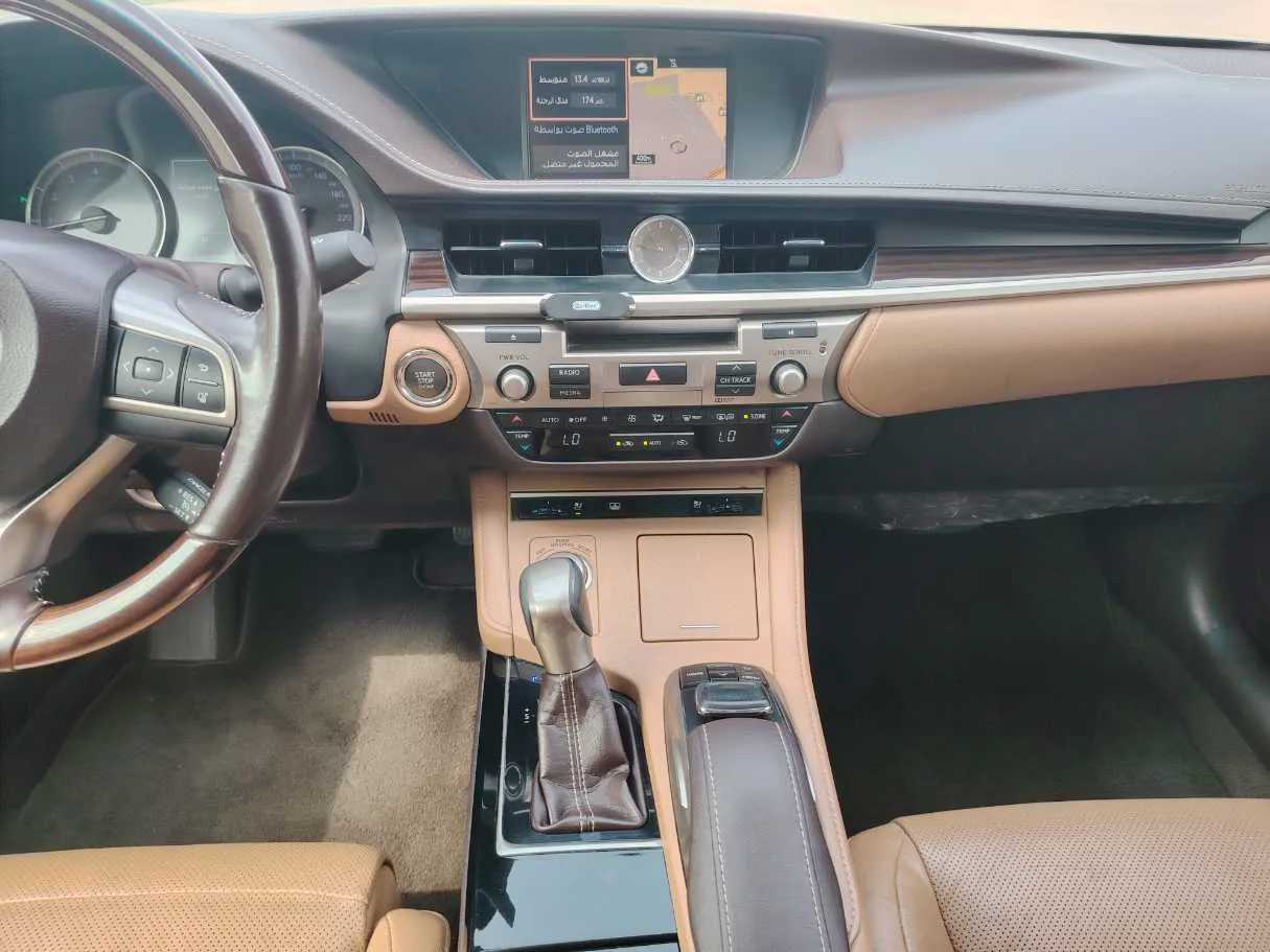 Car image 18