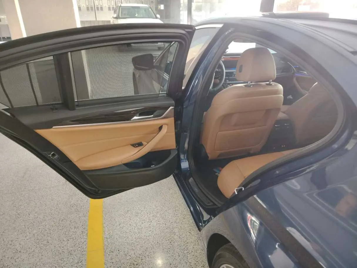 Car image 17