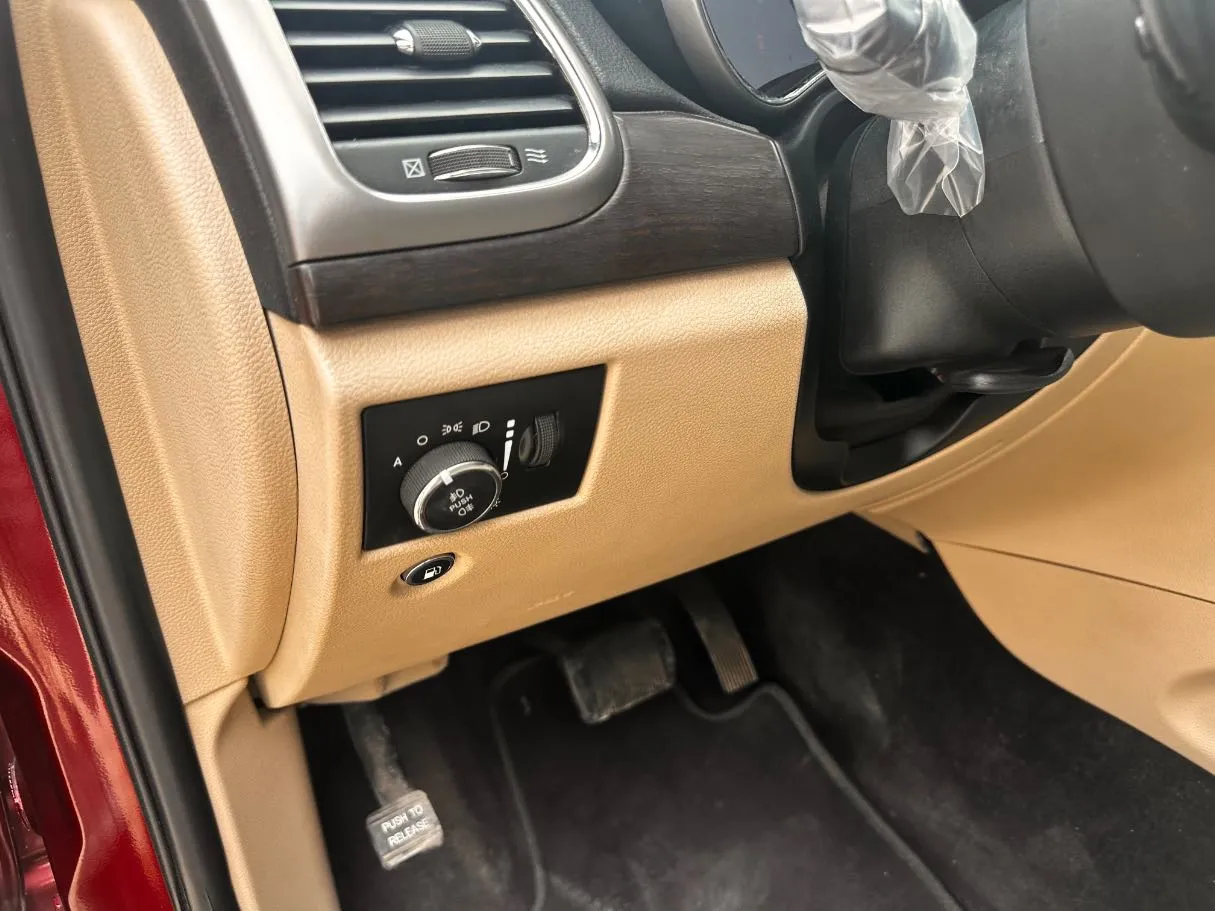 Car image 26