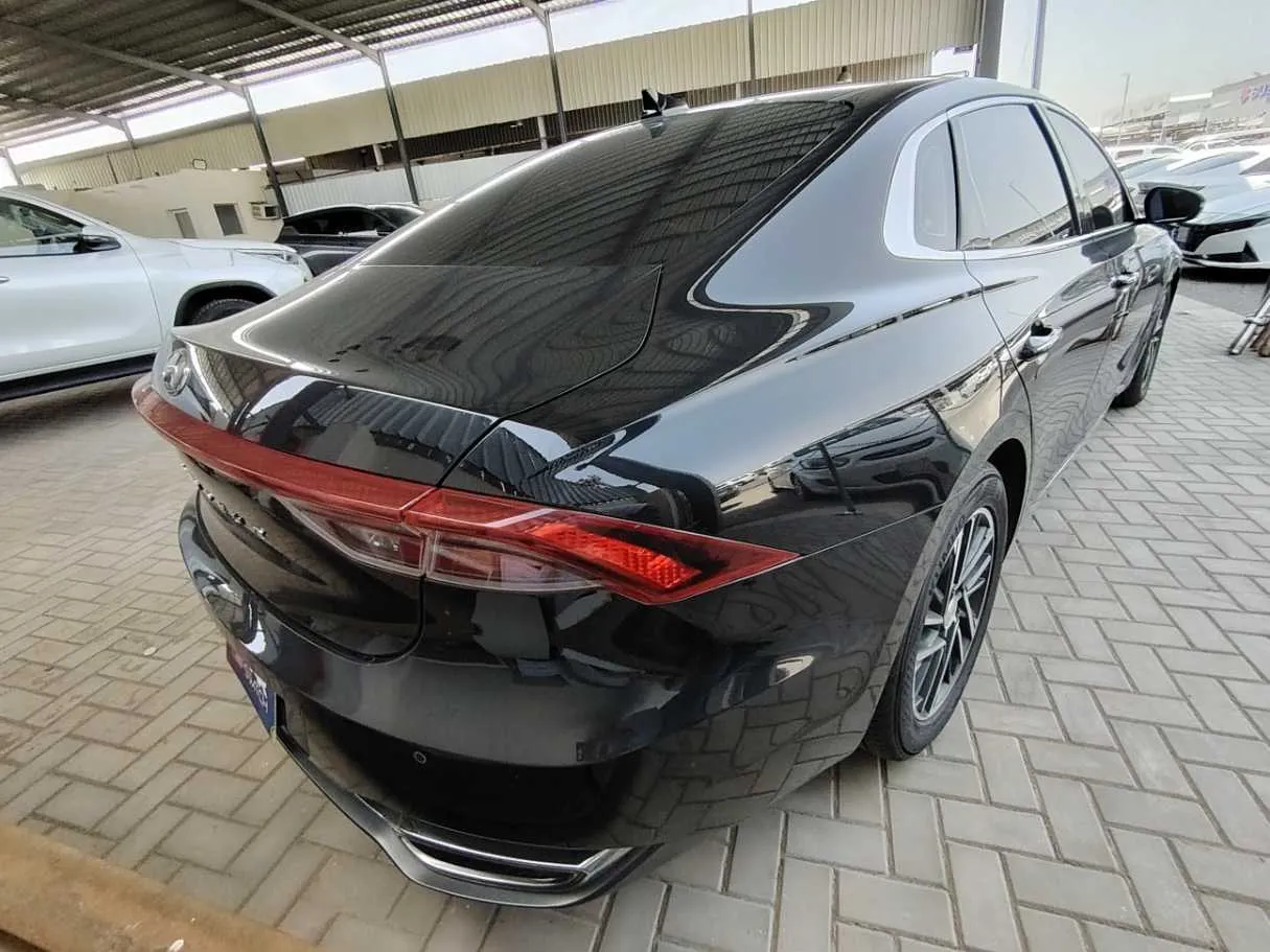 Car image 5