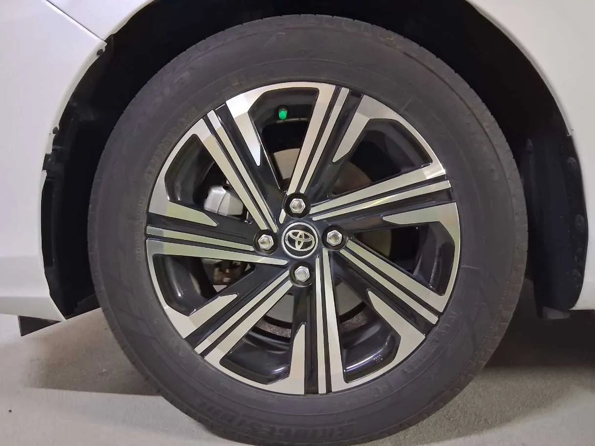 Car image 9