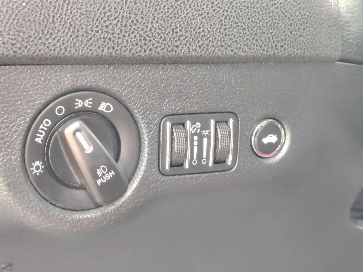 Car image 32