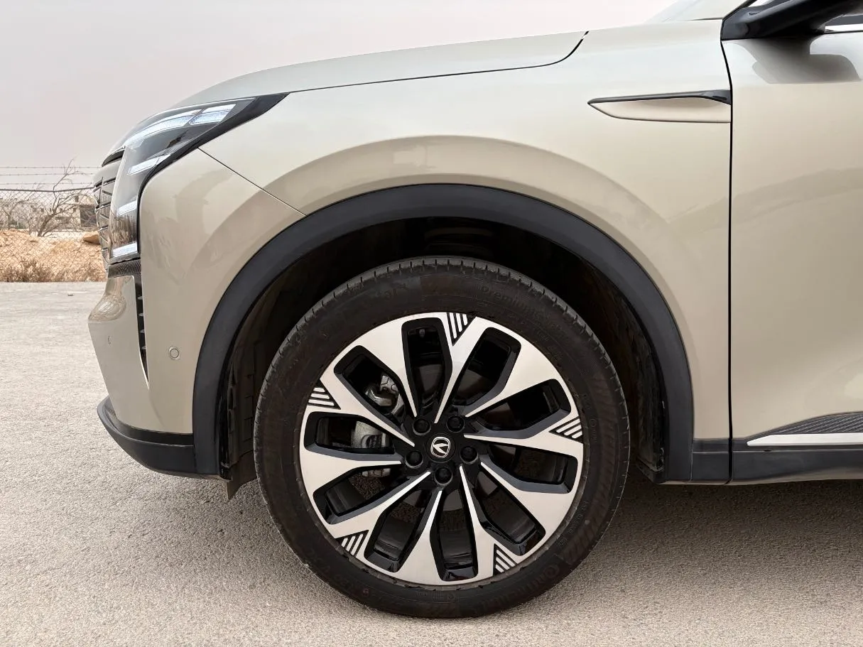 Car image 9