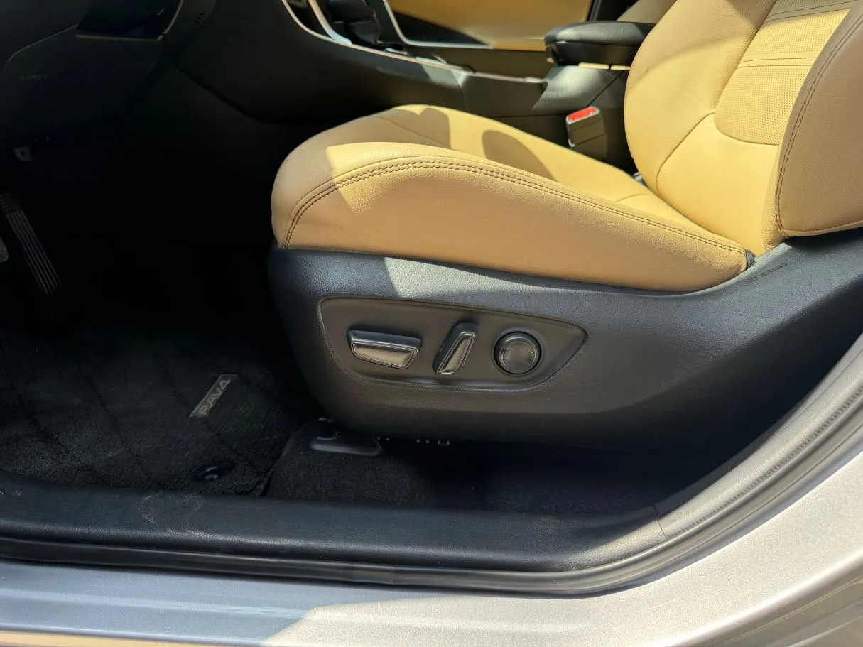 Car image 24