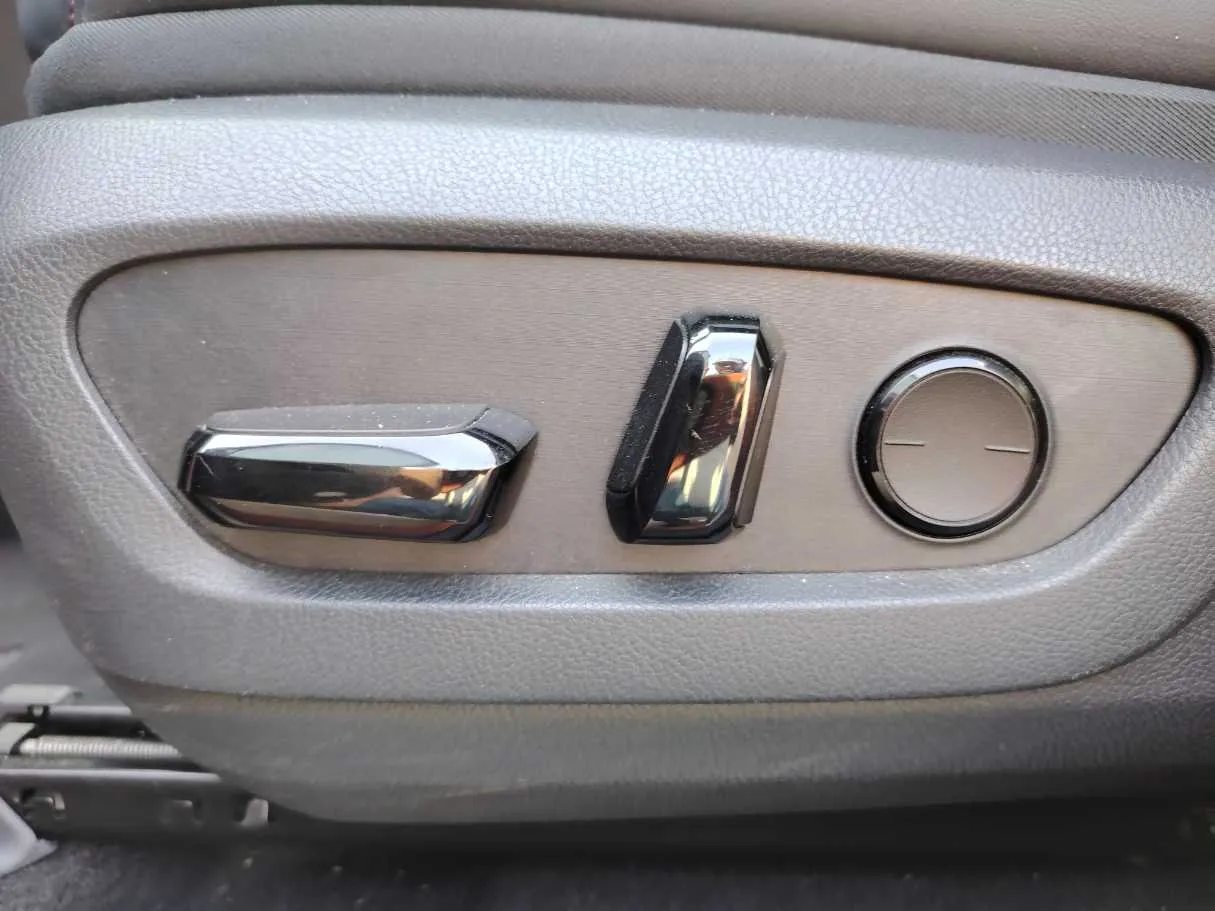 Car image 27